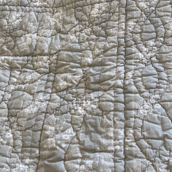 Pierre Deux quilted reversible queen size comforter and 4matching pillow cases - Picture 3 of 5